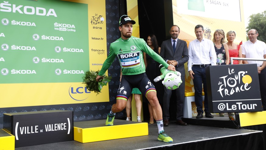 epa06900796 Bora Hansgrohe team rider Peter Sagan of Slovakia celebrates on the podium wearing the best sprinter green jersey following the the 13th stage of the 105th edition of the Tour de France cy ...