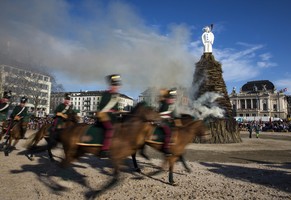 Reiter der Zunft Hottingen galoppieren um den brennenden Böögg.