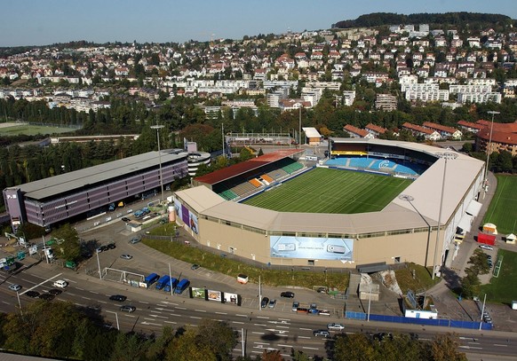 Eine Luftaufnahme vom Hardturm Stadion in Zuerich, aufgenommen am Dienstag, 5. Oktober 2004. (KEYSTONE/Steffen Schmidt) === LUFTAUFNAHME ===