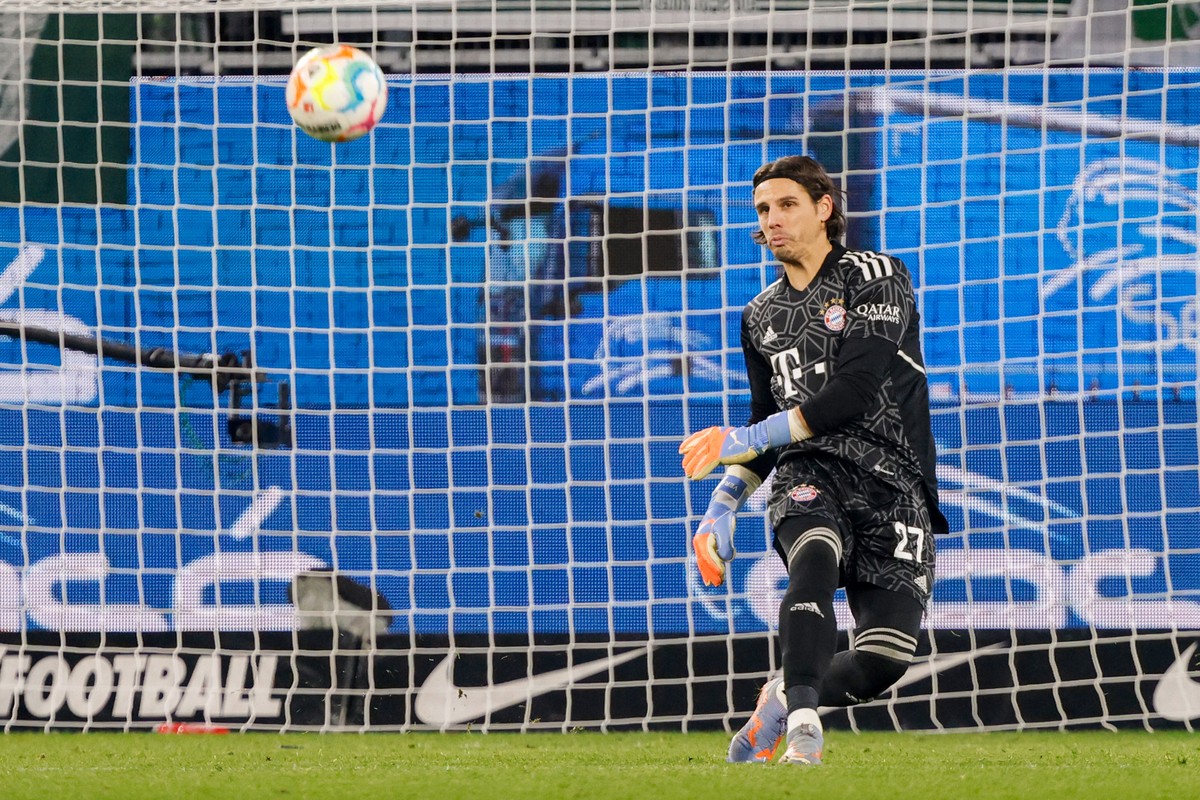 05.02.2023, Niedersachsen, Wolfsburg: Fu�ball: Bundesliga, VfL Wolfsburg - Bayern M�nchen, 19. Spieltag, Volkswagen Arena. M�nchens Torh�ter Yann Sommer schl�gt ab. Foto: Axel Heimken/dpa +++ dpa-Bild ...