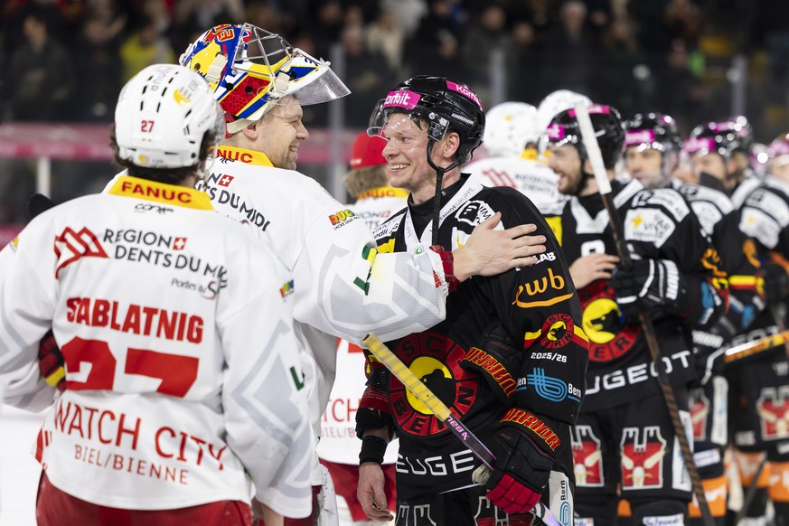 Torhueter Harri Saeteri (EHCB) und Miro Aaltonen (SCB) nach dem Rueckspiel der ersten Play-In-Serie der National League zwischen dem SC Bern und dem EHC Biel, am Samstag, 14. Maerz 2026 in der PostFin ...