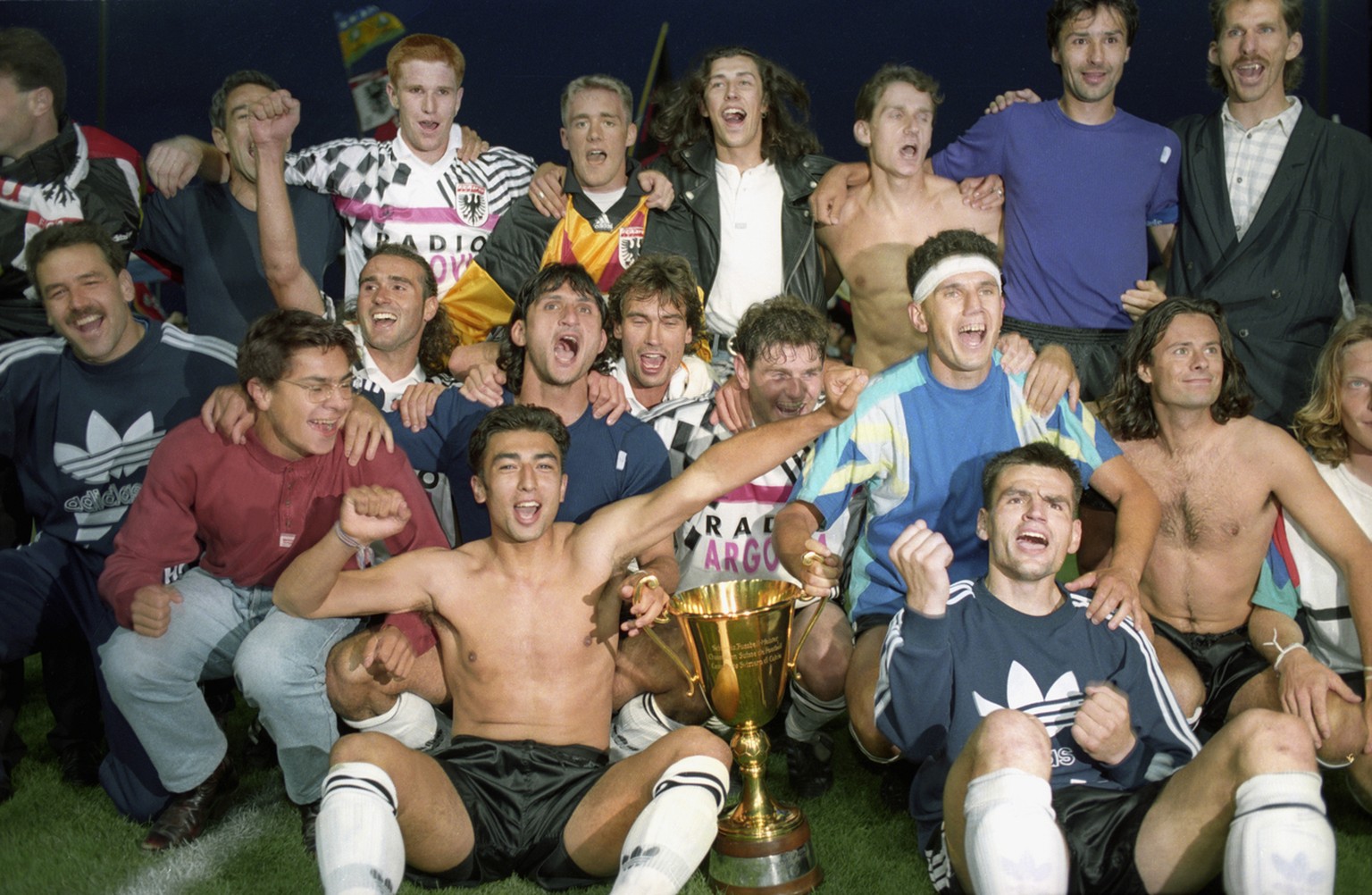 Die Spieler des FC Aarau feiern 1993 den Schweizermeister-Titel. Fussballexperten erkennen hier mindestens zwei ehemalige Assistenten eines Super-League-Klubs, einen ehemaligen Trainer eines Super-Lea ...