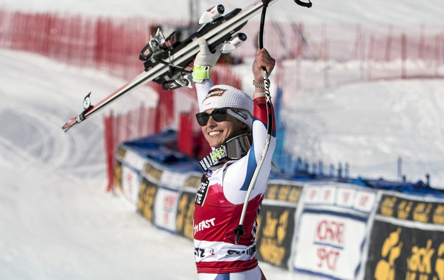 ZUM AUFTAKT DER SKI ALPIN WELTCUP-SAISON 2015/16 IN SOELDEN, OESTERREICH, AM SAMSTAG, 24. OKTOBER 2015 STELLEN WIR IHNEN FOLGENDES BILDMATERIAL ZUR VERFUEGUNG - Lara Gut of Switzerland celebrates here ...