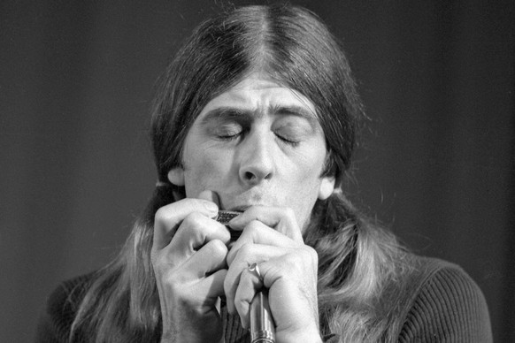 FILE - British Blues pioneer John Mayall performs with this band the Bluesbreakers at the Deutsche Museum in Munich, West Germany, on Jan. 21, 1970. Mayall, the British blues musician whose influentia ...