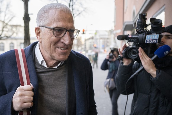Der ehemalige Raiffeisenchef Pierin Vincenz erscheint zum Raiffeisen-Prozess des Zuercher Bezirksgerichts vor dem Volkshaus, am Mittwoch, 9. Februar 2022, in Zuerich. Die Staatsanwaltschaft wirft dem  ...
