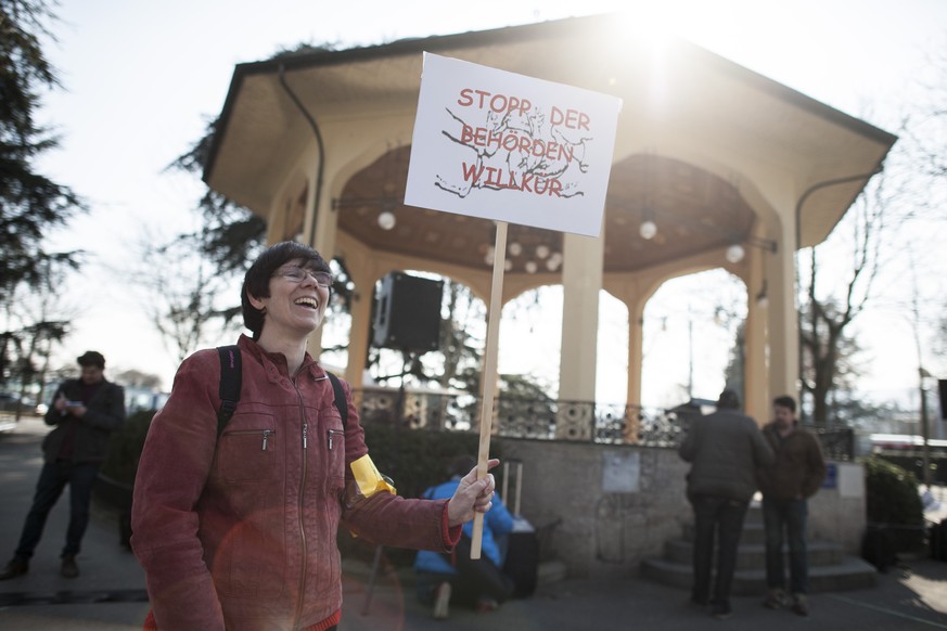 Demonstranten an der Mahnwache fuer die getoeteten Flaacher Geschwister und der Forderung nach Entmachtung der KESB (Kindes- und Erwachsenenschutzbehoerden), am Freitag, 13. Maerz 2015, in Zuerich. (K ...