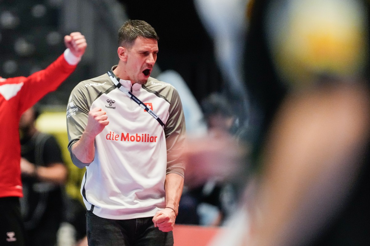 epa12665431 Switzerland head coach Andre Schmid gestures during the EHF Euro 2026 European Championship men's handball match between Montenegro and Switzerland in Baerum, Norway, 20 January 2026. ...
