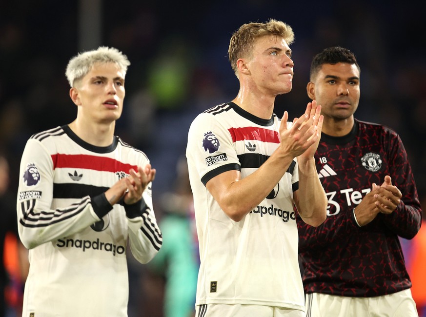 epa11618184 Manchester United&#039;s players greet their fans after the English Premier League soccer match between Crystal Palace and Manchester United in London, Britain, 21 September 2024. EPA/DAVI ...