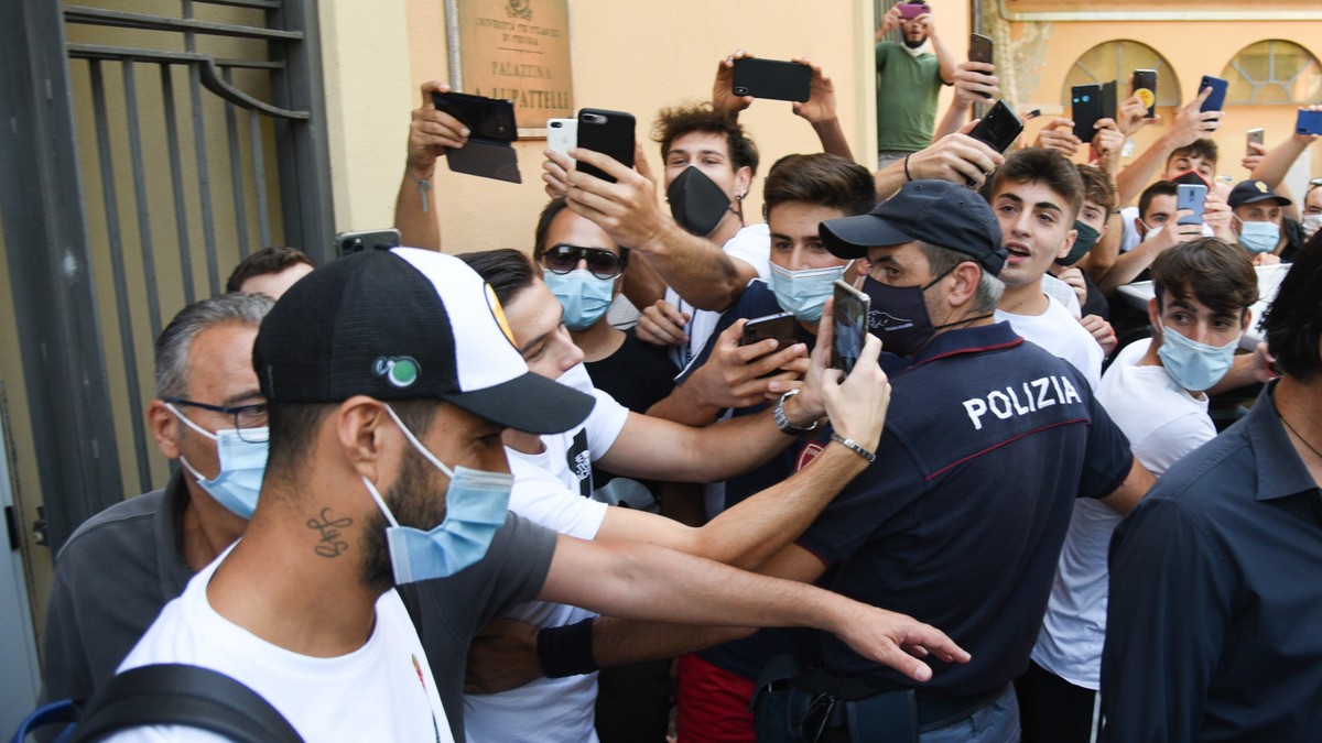 epa08676295 Barcelona's Uruguayan forward Luis Suarez (L) leaves Perugia's Unversity in Perugia, Italy, 17 September 2020. According to Italian media, Suarez took an Italian exam in order to ...