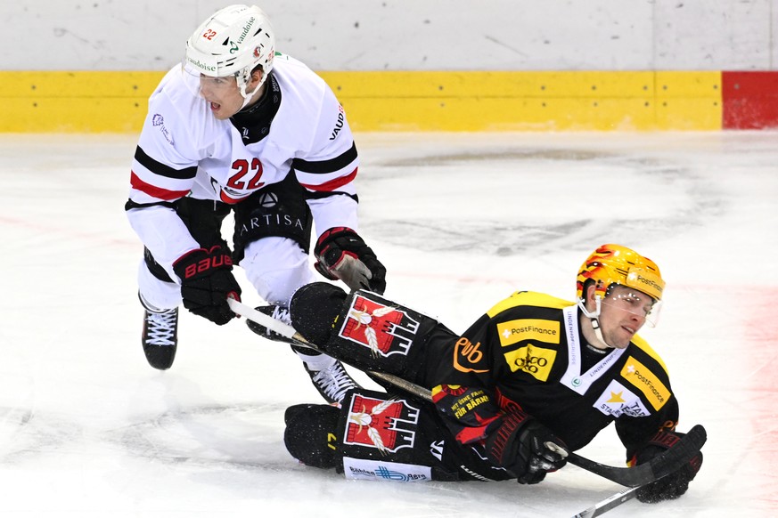 Berns Postfinance Top Scorer Austin Czarnik, rechts, kaempft um den Puck, gegen Lausannes Janne Kuokkanen, links, im Qualifikations - Spiel der National League zwischen dem SC Bern und dem Lausanne HC ...