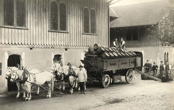 Beer from Winterthur is loaded for transport to Zurich.  Photo from 1887. https://commons.wikimedia.org/wiki/File:A1-2_009_Z%C3%BCrcher_Fuhre_1889.jpg?uselang=de
