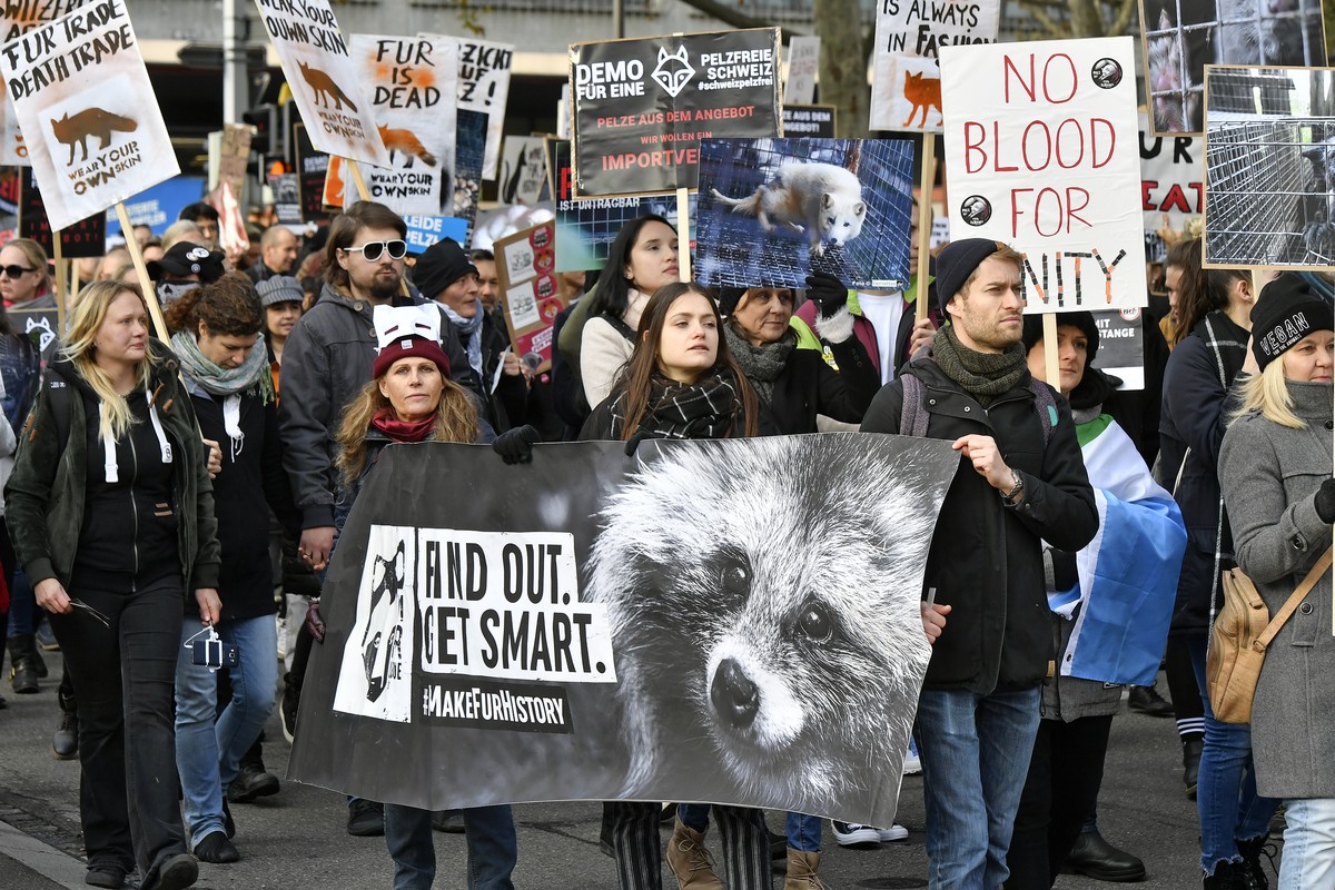 Demo gegen Schweizer Import von Echtpelz in Zuerich am Samstag, 16. November 2019. Über 500 Menschen haben am Samstag in Zuerich gegen Pelz demonstriert. Sie forderten unter anderem ein Importverbot v ...