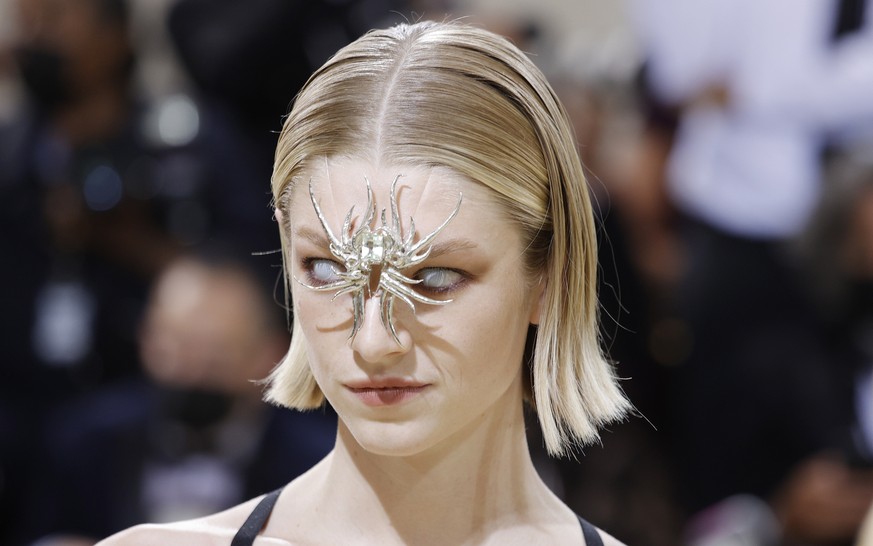 epa09466877 Hunter Schafer poses on the red carpet for the 2021 Met Gala, the annual benefit for the Metropolitan Museum of Art's Costume Institute, in New York, New York, USA, 13 September 2021. ...