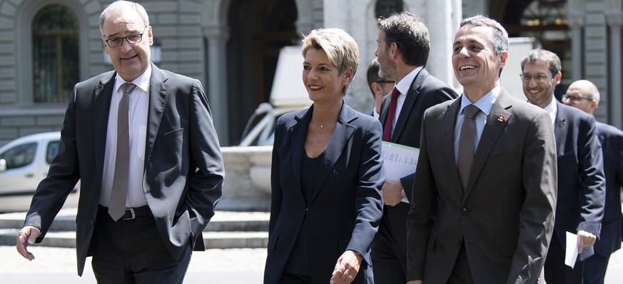 Die Bundesraete Guy Parmelin, Karin Keller-Sutter und Ignazio Cassis, von links, erscheinen zu einer Medienkonferenz ueber das Institutionelle Abkommen Schweiz-Europaeische Union und zur Begrenzungsin ...