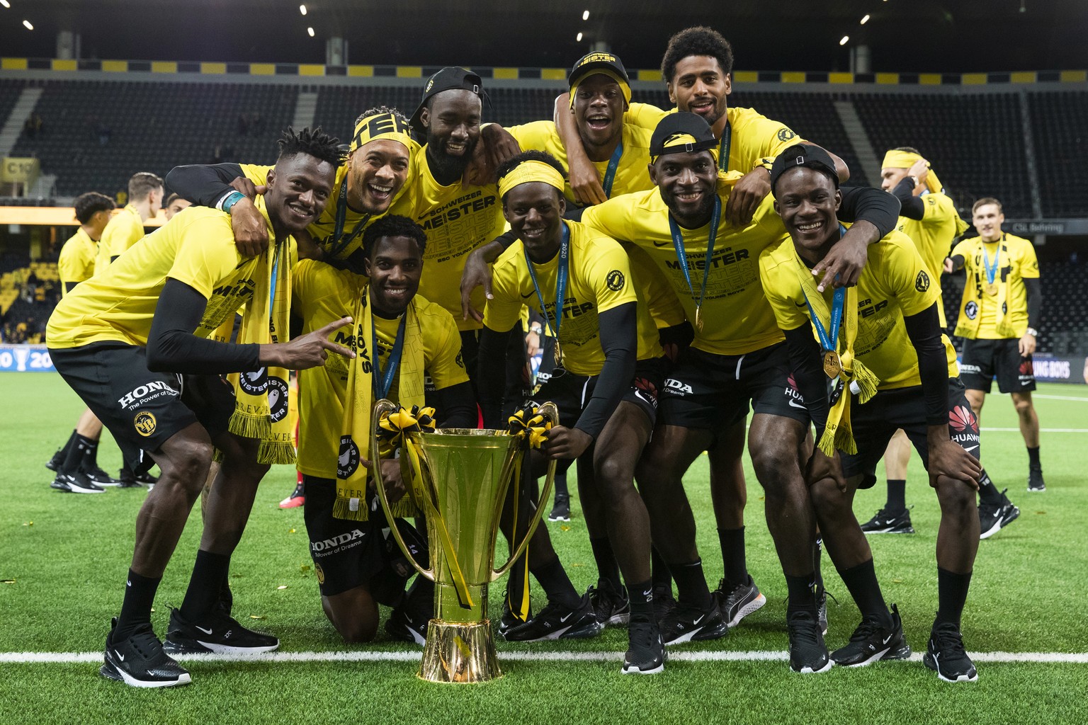 YBs Mohamed Ali Camara, Guillaume Hoarau, Ulisses Garcia, Nicolas Moumi Ngamaleu, Jordan Lotomba, Christopher Martins Pereira, Jean-Pierre Nsame, Saidy Janko und Felix Mambimbi, von links, posieren mi ...