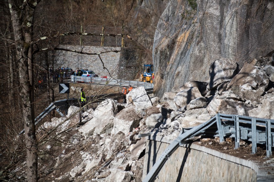 Die verschuettete Bergstrasse SS337 zwischen Domodossola und der Tessiner Grenze bei der Ortschaft Re, Italien am Montag, 2. April 2018. Ein Bergsturz im italienischen Val Vigezzo hat am Sonntag zwei  ...