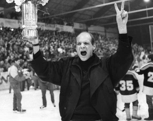 Der ueberglueckliche HC Lugano-Trainer John Slettvoll haelt nach dem 5 zu 7 Sieg gegen den HC Davos den Eishockey-Meisterbecher in die Hoehe, aufgenommen am 2. Maerz 1986 in Davos. Diese Saison wird d ...