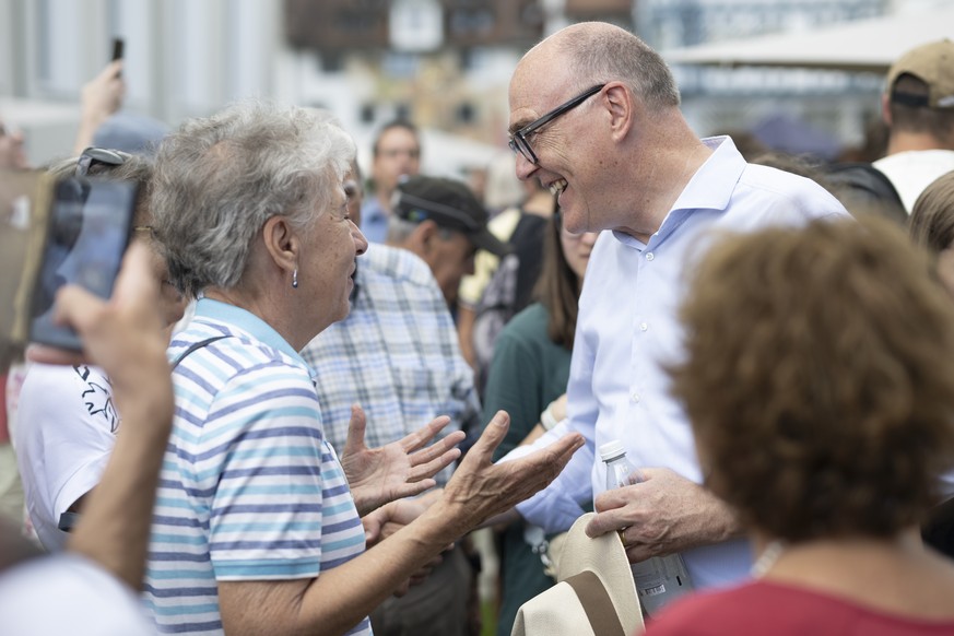 Bundesrat Martin Pfister im Gespraech bei einem Apero mit der Bevoelkerung im Rahmen der Bundesratsreise, am Freitag, 27. Juni 2025, in St. Gallen. (KEYSTONE/Gian Ehrenzeller)