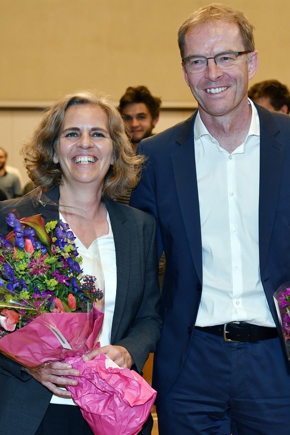 Gemeinderaetin Karin Rykart, links, strahlt mit Stadtrat Daniel Leupi, rechts, nach ihrer Wahl zur Stadtratskandidatin an der Mitgliederversammlung Gruene Stadt Zuerich im Kirchgemeindehaus Wipkingen  ...