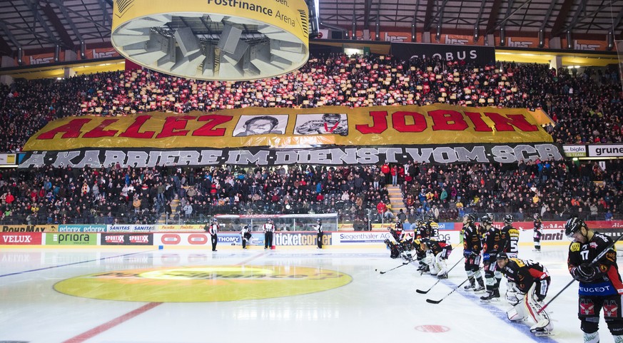 SCB-Fans halten die Nummer 72 ihres ehemaligen Spielers David Jobin hoch, bei der Verabschiedung von David Jobin vor dem Eishockey Meisterschaftsspiel der National League zwischen dem SC Bern und dem  ...