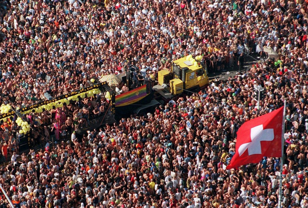 Aerial view of 'rave'-cortege during the 7th edition of the Rave Street Parade in Zurich, Switzerland, August 8, 1998. Hundreds of thousand techno-fans from all over Europe take part in the  ...