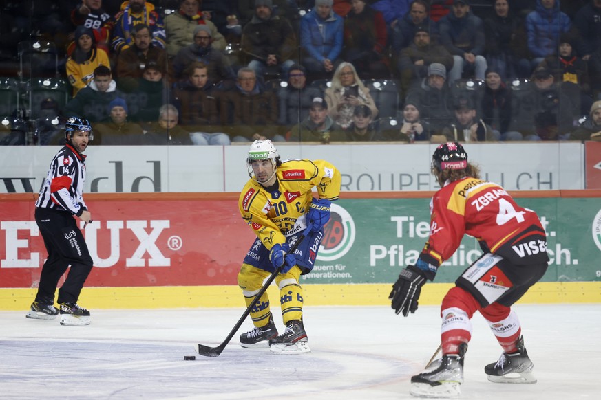 Davos Andres Ambuehl in Aktion neben Berns Jesse Zgraggen, im Eishockey Meisterschaftsspiel der National League zwischen dem SC Bern und HC Davos, am Freitag, 20. Januar 2023 in der PostFinance Arena  ...