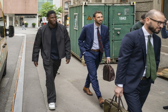 Breel Embolo, links, und Anwalt Manuel Bertschi, rechts, erscheinen vor dem Appellationsgericht in Basel, am Mittwoch, 3. September 2025. Breel Embolo hat gegen das Urteil des Strafgerichts vom 22. Ju ...