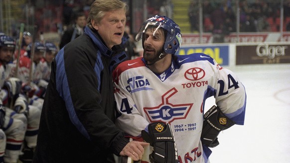 Alpo Suhonen, Trainer des EHC Kloten, unterhaelt sich am 23. Maerz 1996, beim Spiel gegen den SC Bern mit dem Captain Felix Hollenstein. Der EHC Kloten gewinnt das Spiel gegen den SC Bern mit 5:1 und  ...