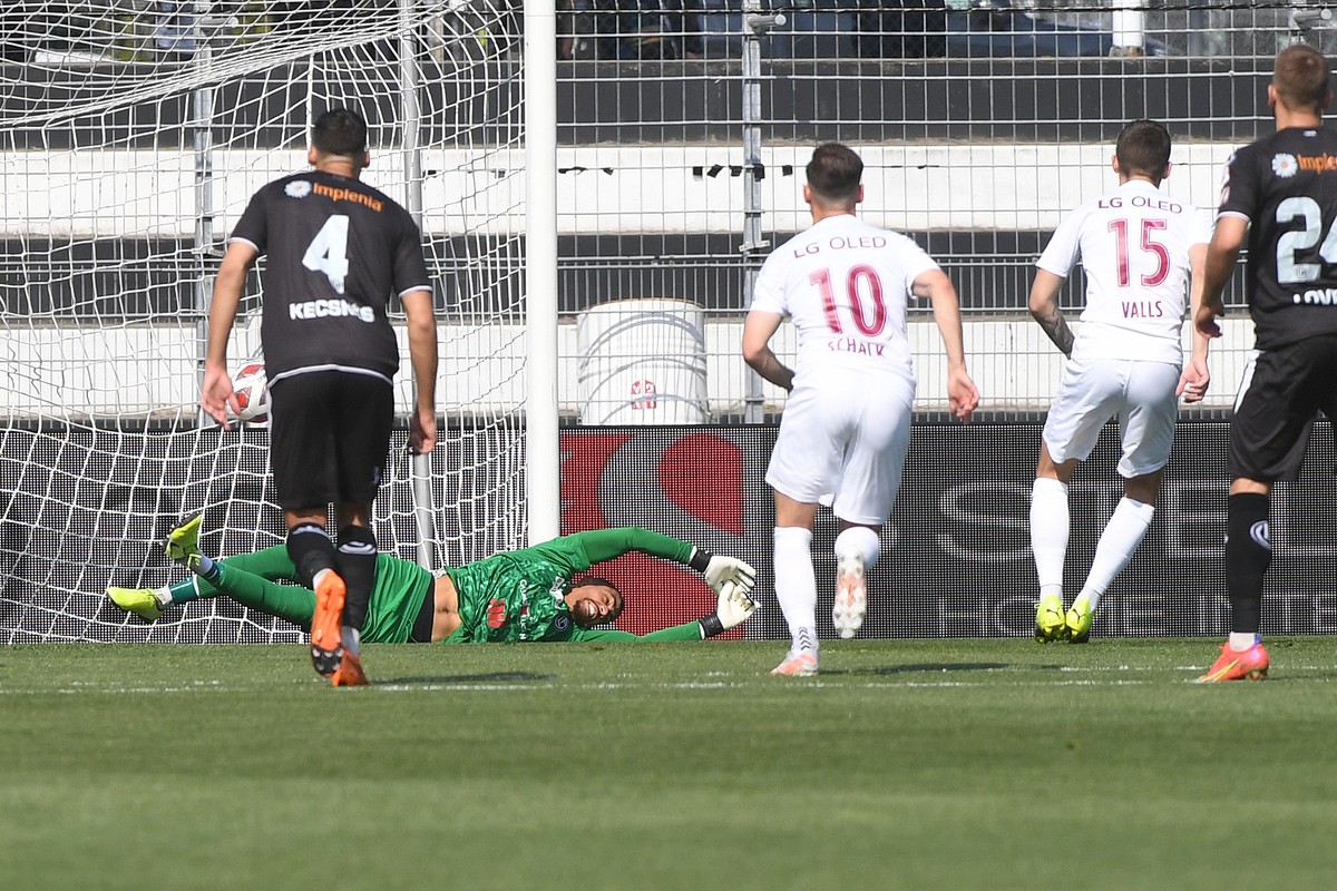 Servette's player Theo Valls right, make the 0 - 1 goal, during the Super League soccer match FC Lugano against FC Servette, at the Cornaredo stadium in Lugano, Sunday, April 25, 2021. (KEYSTONE/ ...