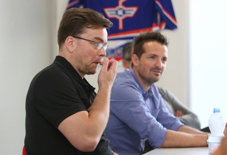 Pekka Tirkkonen, neuer Trainer des EHC Kloten, links, stellt sich neben Sportchef Pascal Mueller, rechts, an einem Round Table den Medien vor am Donnerstag, 30. Juni 2016, in Kloten. (KEYSTONE/Siggi B ...