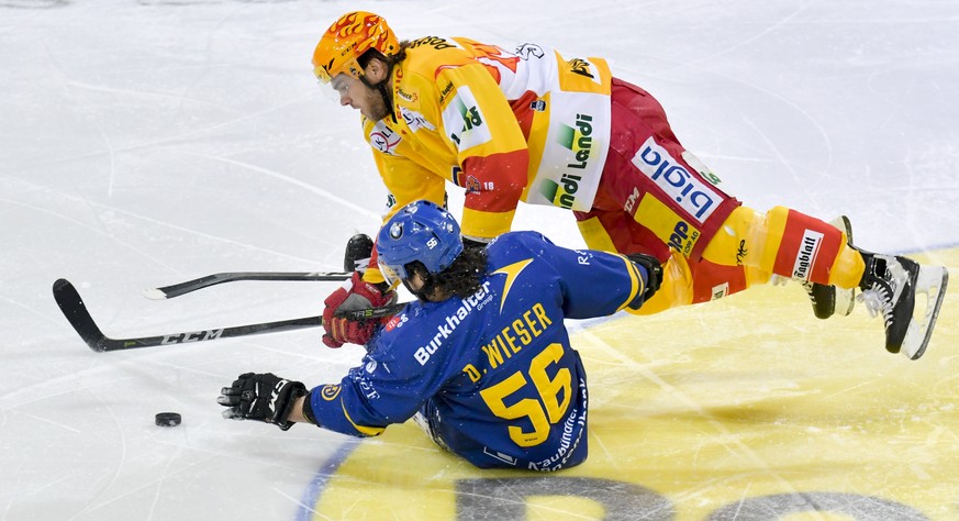 Davos&#039; Dino Wieser, vorne, im Spiel gegen Biels Topscorer Marc-Antoine Pouliot, waehrend dem Eishockey Meisterschaftsspiel der National League zwischen dem HC Davos und dem EHC Biel, am Samstag,  ...