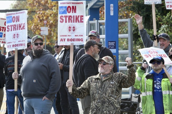 Union machinists wave signs next to company&#039;s factory in Everett, Wash., on Tuesday, Oct. 22, 2024. (AP Photo/Manuel Valdes)