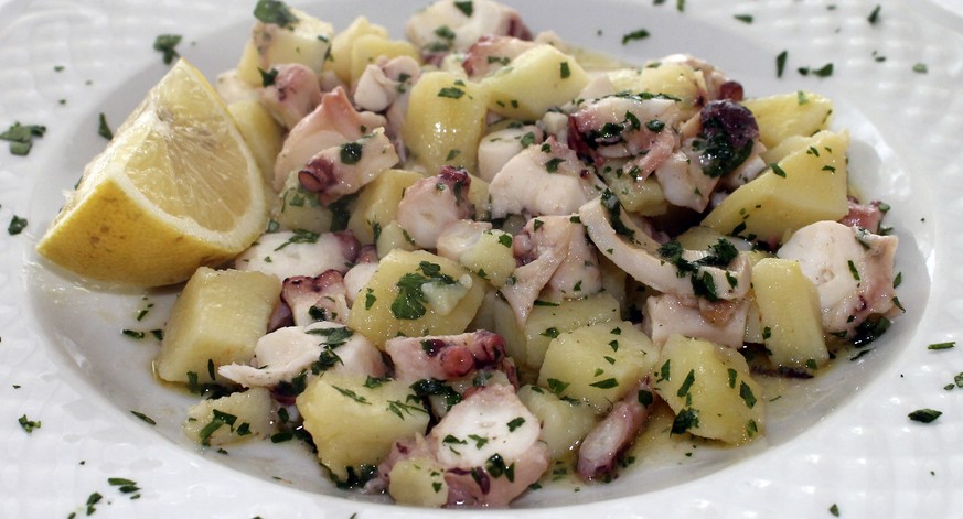 So serviert man in Ligurien gerne Tintenfisch: Als lauwarmer Salat mit viel Zitronensaft.<br>Rezept <a href="http://ricette.giallozafferano.it/Insalata-tiepida-di-polpo-e-patate.html" target="_blank"><em>hier</em></a> (Italienisch).