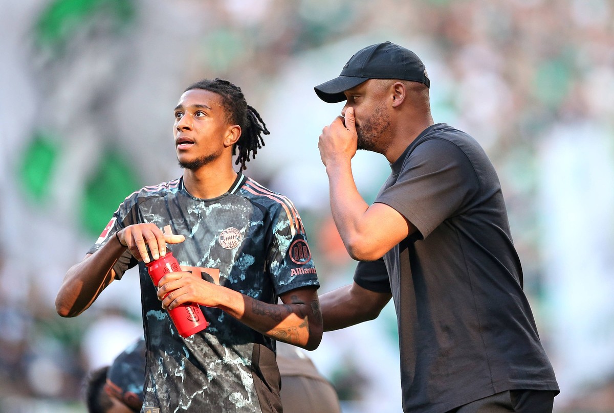 21.09.2024, Fussball 1. Bundesliga 2024/2025, 4. Spieltag, SV Werder Bremen - FC Bayern M�nchen, im Wohninvest Weserstadion Bremen. L-R Michael Olise Bayern M�nchen und Trainer Vincent Kompany Bayern  ...