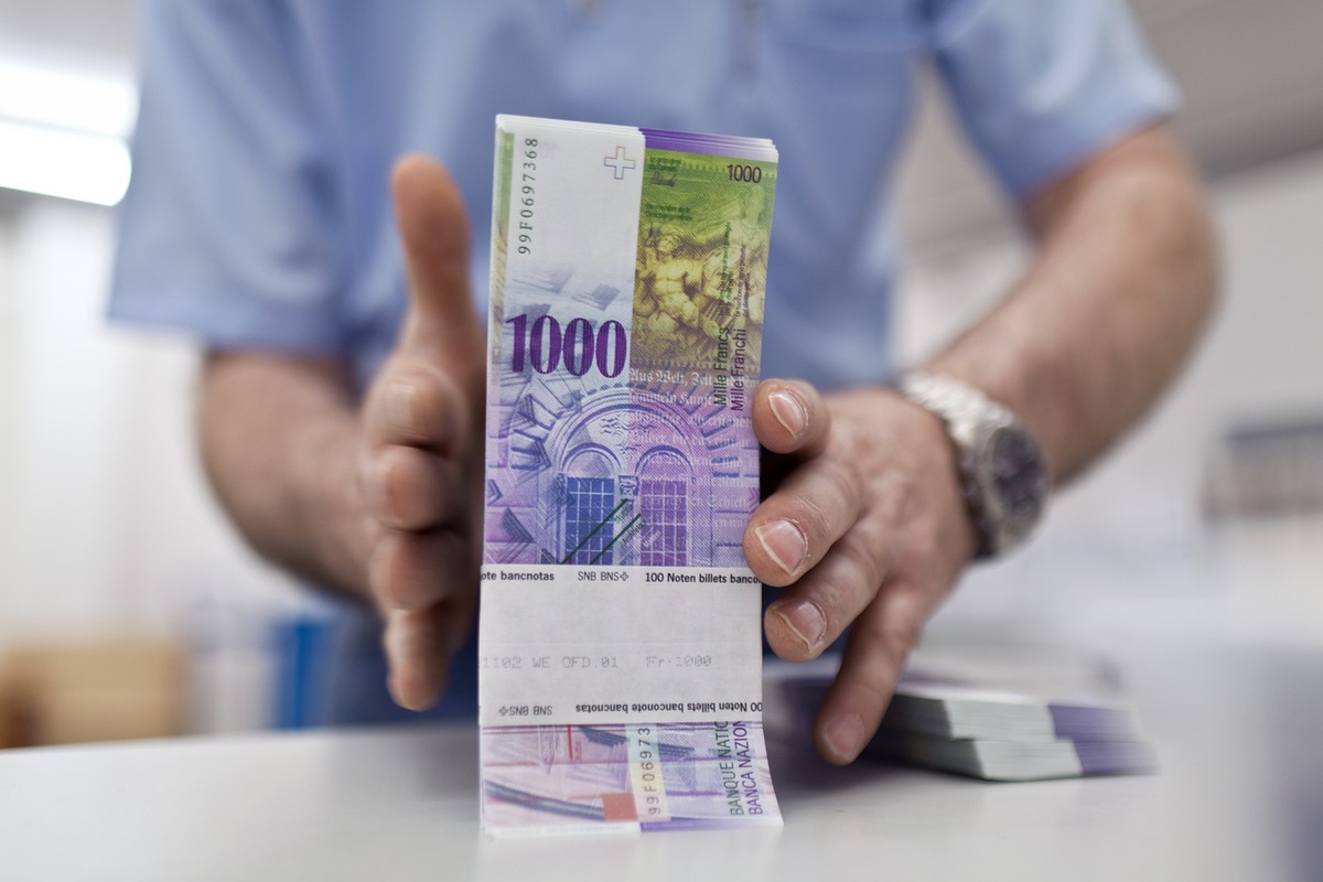 Bundles of bank notes of 1000 Swiss Francs at the bank vault of the "Zuercher Kantonalbank" bank, pictured on August 9, 2011 in Zurich, Switzerland. (KEYSTONE/Martin Ruetschi)