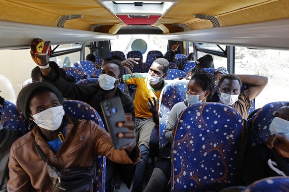 epaselect epa10692627 Migrants inside an Italian Red Cross bus during their transfer to the immigrant reception facility, or &#039;hotspot&#039; on the Sicilian island of Lampedusa (Agrigento), southe ...