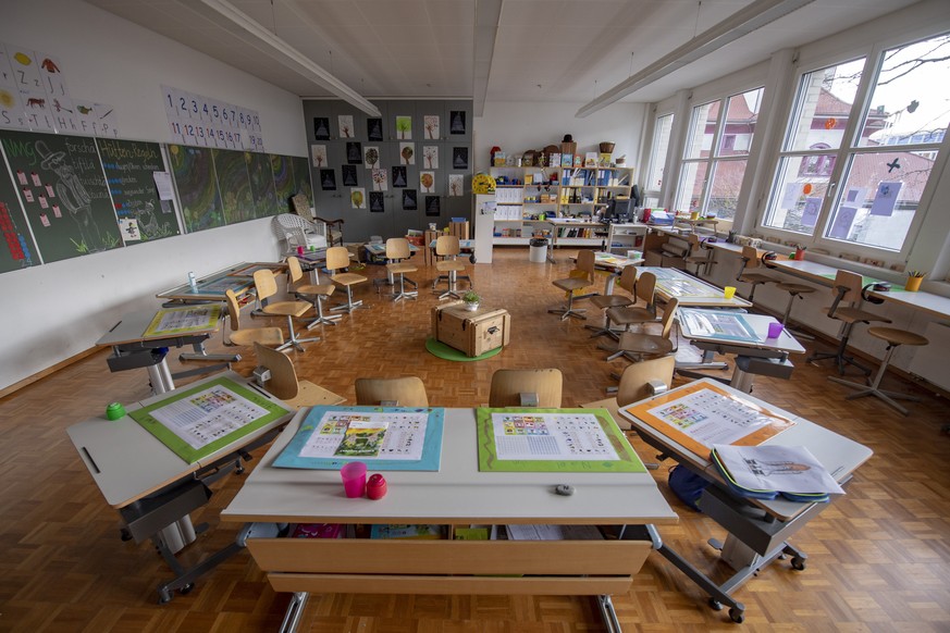 Blick in ein leeres Schulzimmer in der Primarschule Tellenmatt, aufgenommen am Montag, 16. Maerz 2020, in Stans. Der Bundesrat schliesst wegen der Corona-Pandemie bis 4. April alle Schulen. (KEYSTONE/ ...