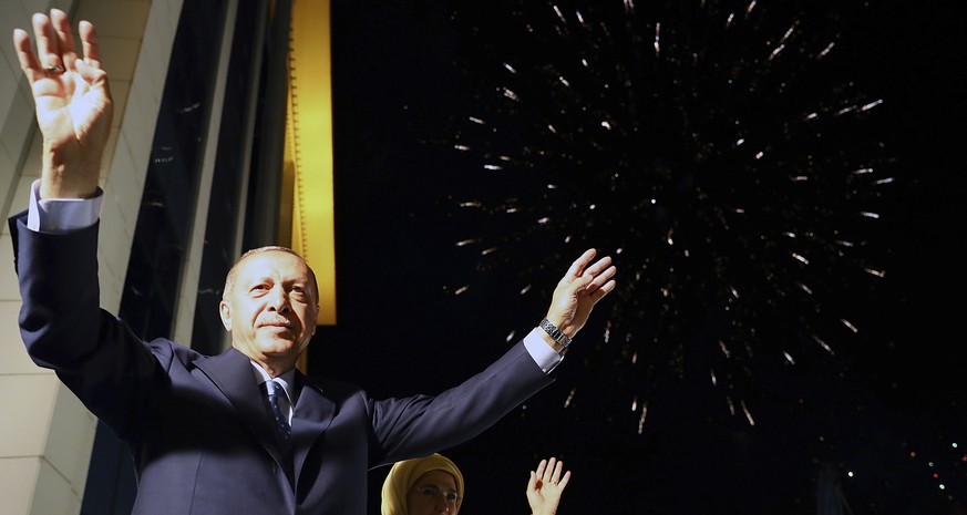 Turkey&#039;s President Recep Tayyip Erdogan, accompanied by his wife Emine waves to supporters of his ruling Justice and Development Party (AKP) in Ankara, Turkey, early Monday, June 25, 2018. Erdoga ...