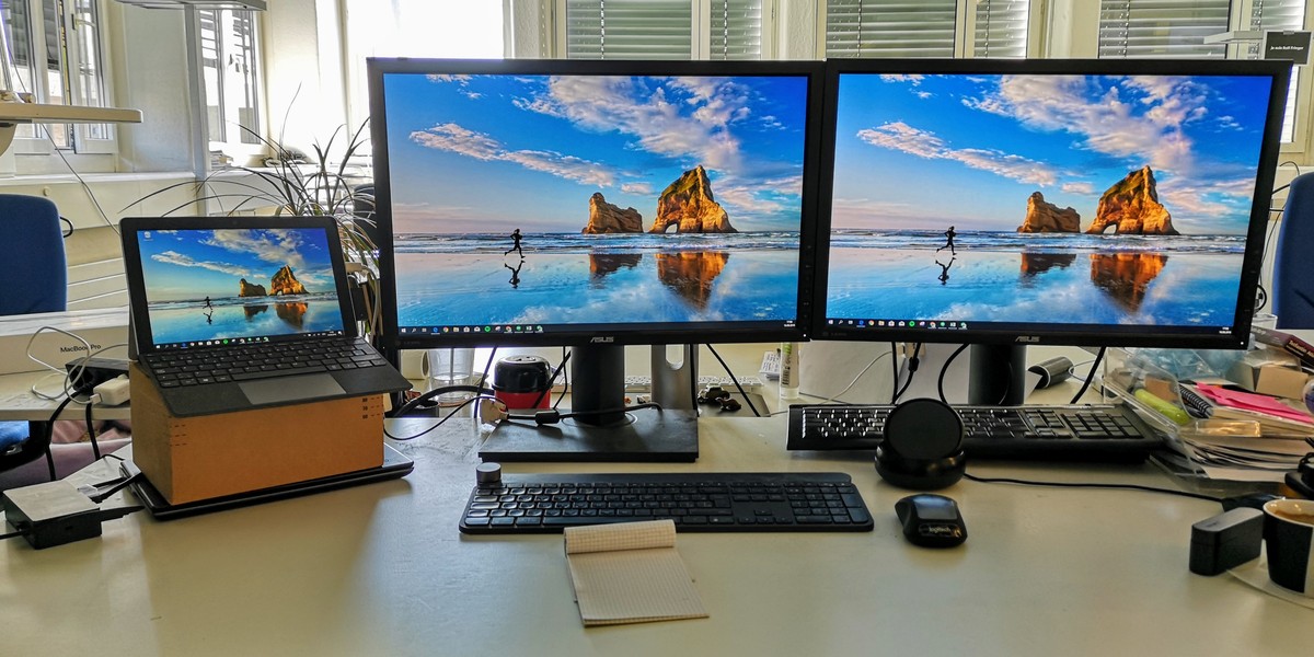 Per Docking Station (ganz links im Bild) und Surface-Connect-Port sowie einem USB-C auf HDMI-Kabel lassen sich zwei Monitore sowie Tastatur und Maus anschliessen.