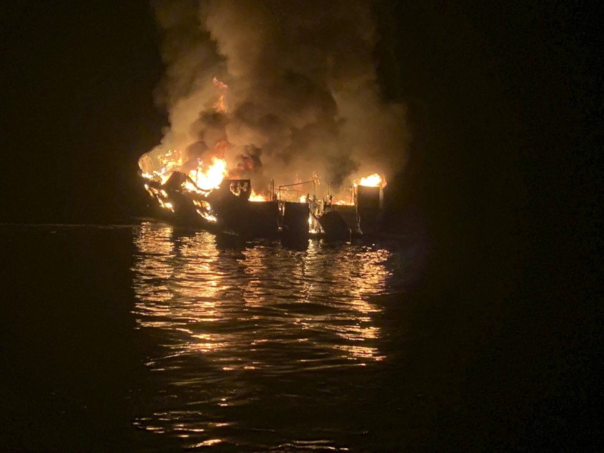 Nach einem verheerenden Brand auf einem Schiff vor der Küste Kaliforniens haben die Rettungskräfte zahlreiche Todesopfer geborgen.