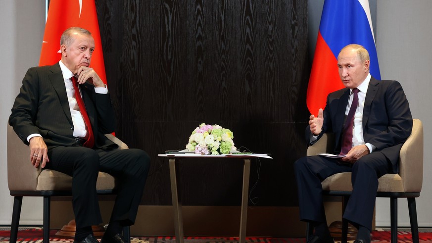 Russian President Vladimir Putin, right, speaks to Turkey&#039;s President Recep Tayyip Erdogan during their talks on the sidelines of the Shanghai Cooperation Organisation (SCO) summit in Samarkand,  ...
