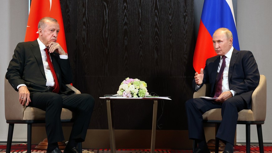 Russian President Vladimir Putin, right, speaks to Turkey&#039;s President Recep Tayyip Erdogan during their talks on the sidelines of the Shanghai Cooperation Organisation (SCO) summit in Samarkand,  ...