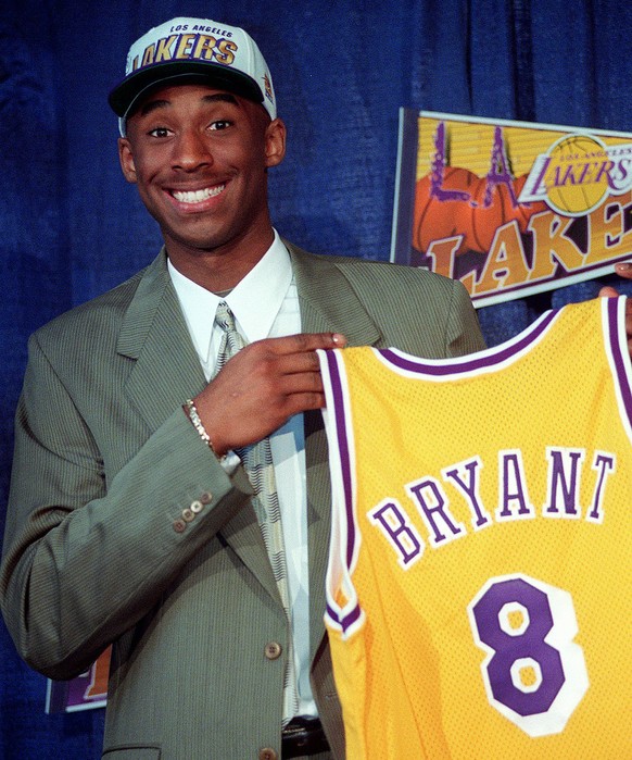 Der 17-jährige Kobe Bryant bei seiner Vorstellung als Lakers-Spieler.