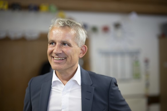 Bundesrat Beat Jans an einem point de presse nach einem Arbeitstreffen, am Freitag, 23. August 2024, im Transitzentrum Bahnhoefli, am Freitag, 23. August 2024, in Trimmis. Gemeinsam mit Regierungsrat  ...
