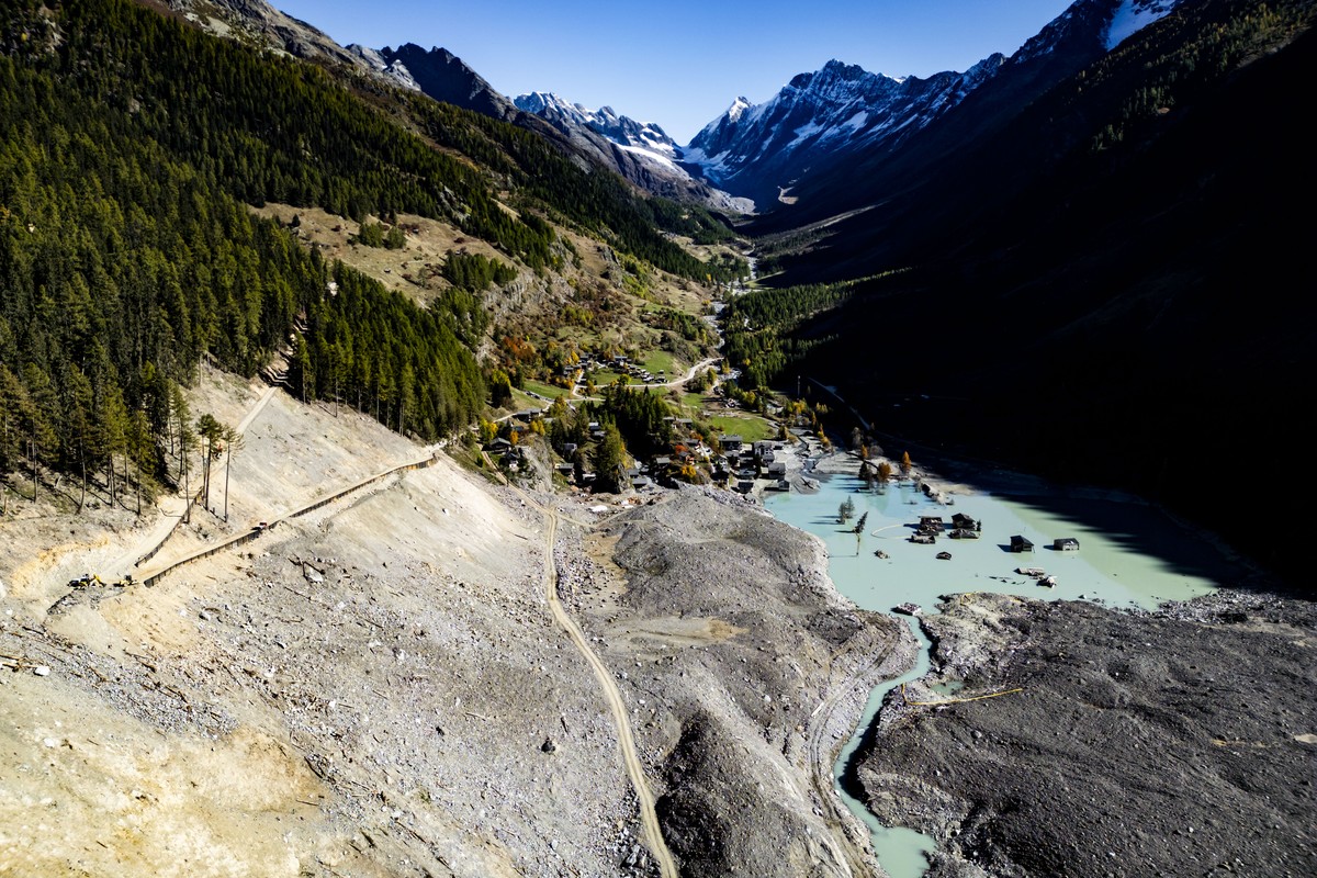 Une vue aerienne du village de Blatten et du lac le samedi 11 octobre 2025 depuis le hameau de Weissenried dans le Loetschental. La Fondation Blatten organise une importante action de nettoyage ce sam ...