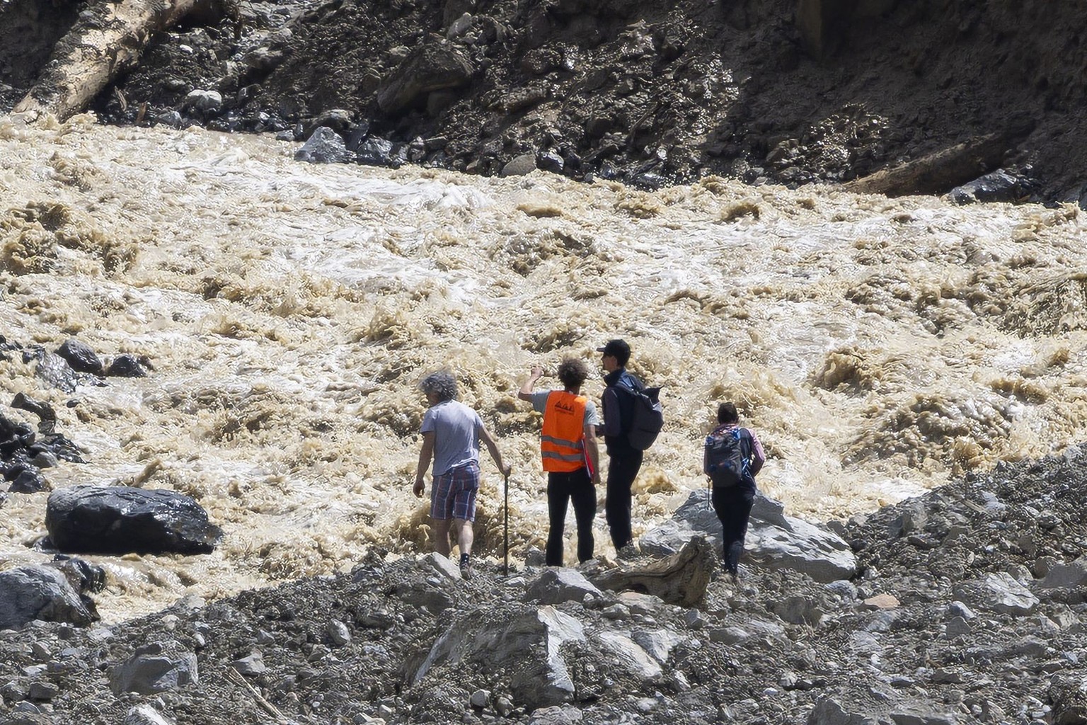 KEYPIX - People are dropped off by helicopter onto the landslide Sunday, June 1, 2025. A large part of the village of Blatten, located in the Loetschental Valley in the canton of Valais, was buried un ...