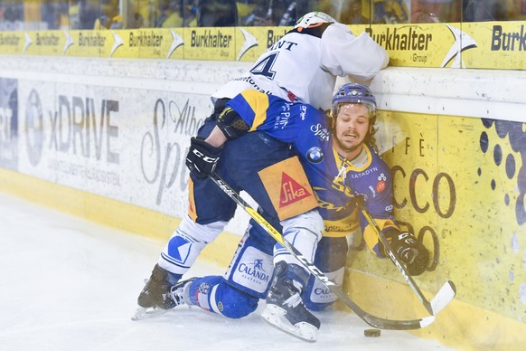 Dino Wieser von Davos, rechts, gegen Johann Morant von Zug, beim sechsten Playoff-Halbfinalspiel der National League A zwischen dem HC Davos und EV Zug, am Samstag, 1. April 2017, in der Vaillant Aren ...