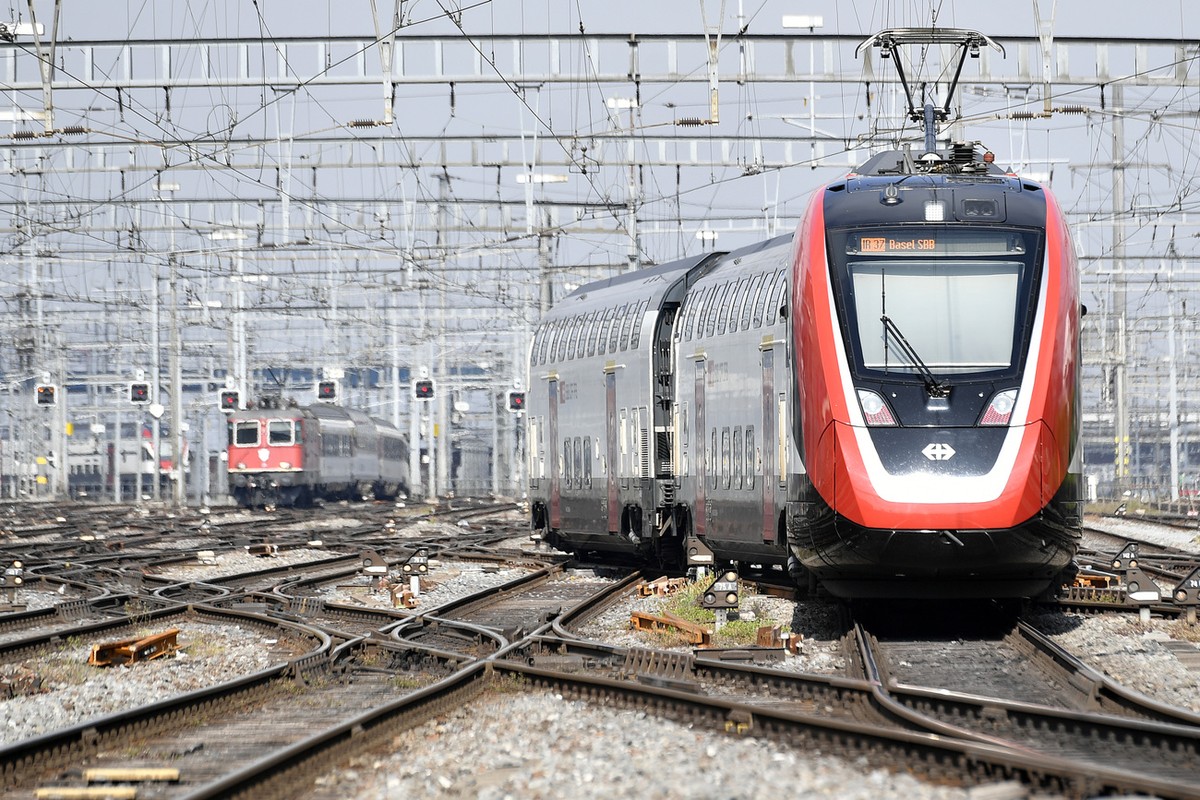Abfahrt des Fernverkehrs-Doppelstockzugs FV-Dosto im Zuercher Hauptbahnhof am Mittwoch, 1. Mai 2019. (KEYSTONE/Walter Bieri)...