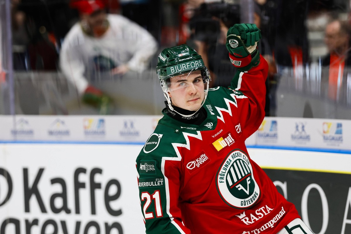 GOTHENBURG, SWEDEN 20251218 Fr�lunda s Jere Innala scores his penalty and Fr�lunda wins the game 3-2 during Thursday s SHL Ice hockey, Eishockey match between Fr�lunda HC and HV71 at Scandinavium. G�T ...
