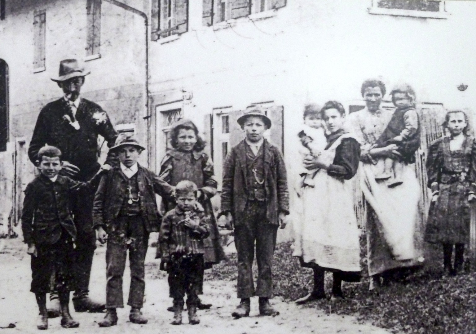 Im Bild: Die sogenannten Schwabenkinder in Arnach, Baden-Württemberg, 1907. So nannte man Minderjährige aus armen Alpen-Gebieten, die im Frühling zu Kindermärkten&nbsp;hauptsächlich nach Oberschwaben  ...